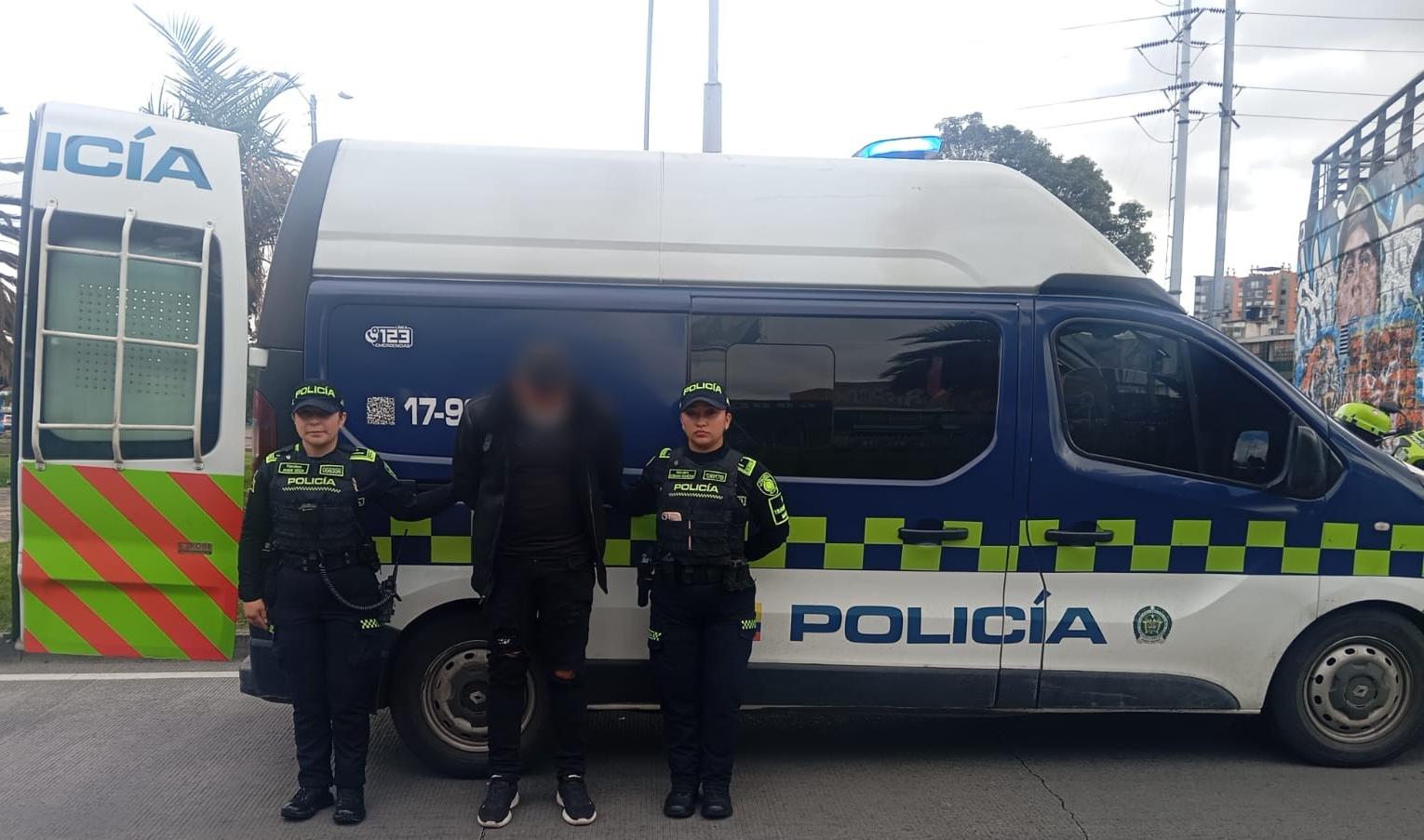 Capturaron a delincuente que robaba celulares en TransMilenio bajo la modalidad de cosquilleo