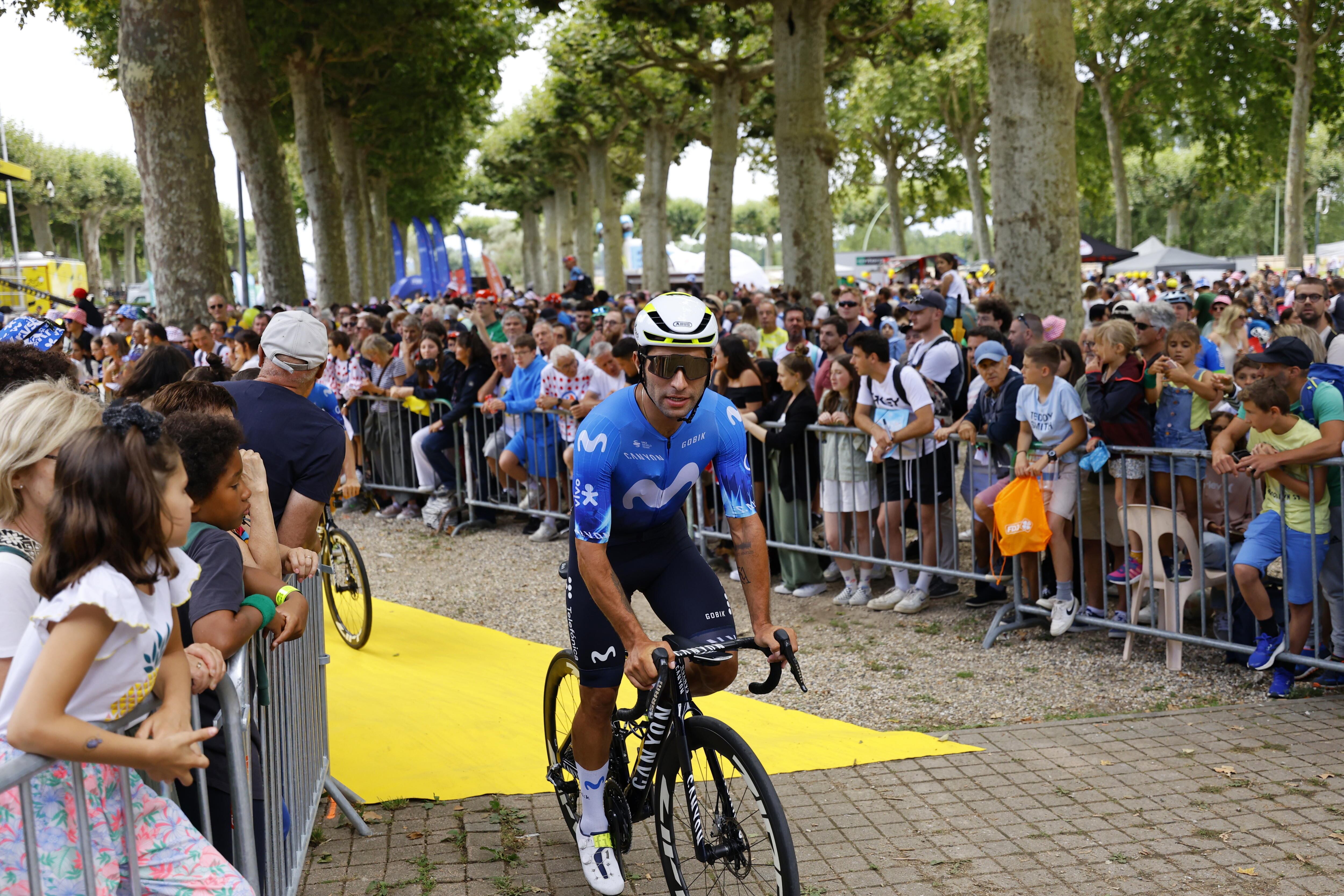 Agen (France), 12/07/2024.- Colombian rider Fernando Gaviria of Movistar Team gets ready ahead of the 13th stage of the 2024 Tour de France cycling race over 165km from Agen to Pau, France, 12 July 2024. (Ciclismo, Francia) EFE/EPA/KIM LUDBROOK