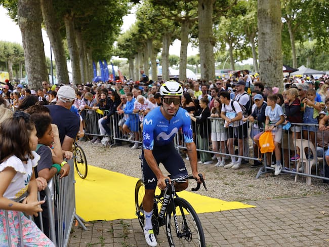 Agen (France), 12/07/2024.- Colombian rider Fernando Gaviria of Movistar Team gets ready ahead of the 13th stage of the 2024 Tour de France cycling race over 165km from Agen to Pau, France, 12 July 2024. (Ciclismo, Francia) EFE/EPA/KIM LUDBROOK

