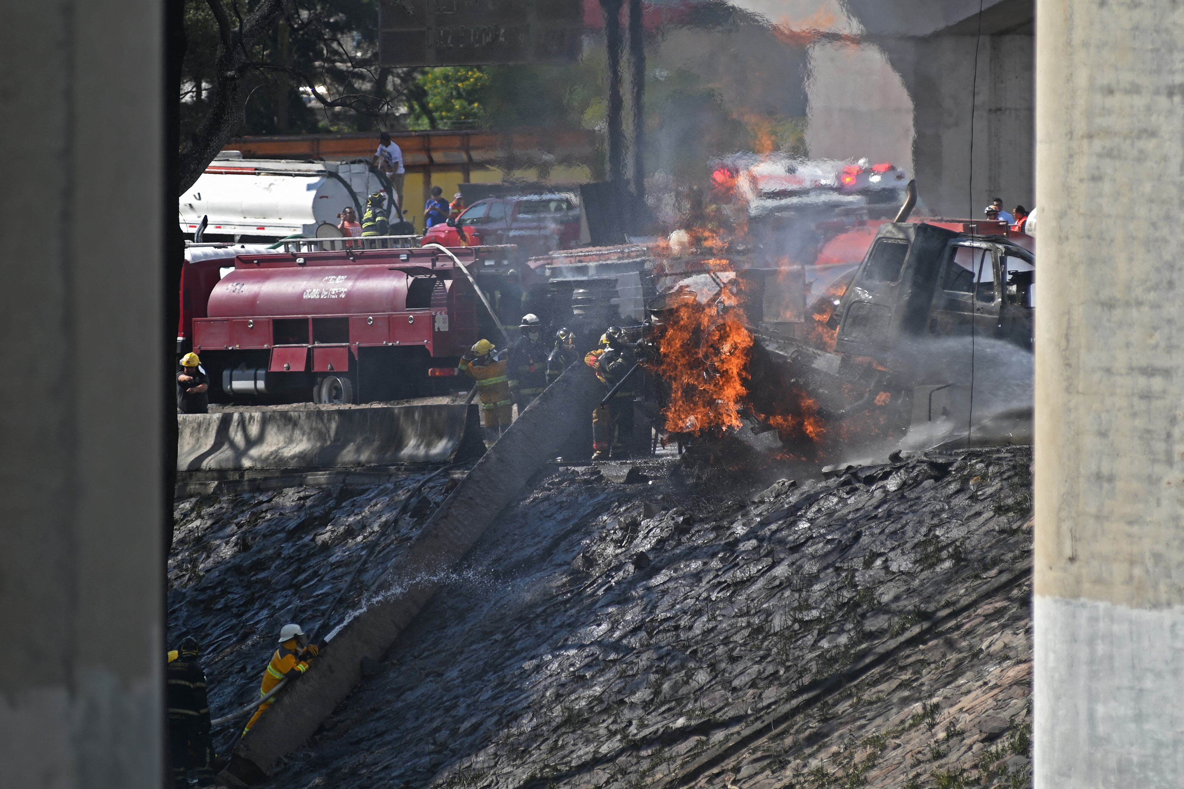 Los bomberos mexicanos extinguen las llamas de un camión de gas que explotó en la Ciudad de México el 10 de septiembre de 2025. (Foto de Valentina Alpide / AFP a través de Getty Images)