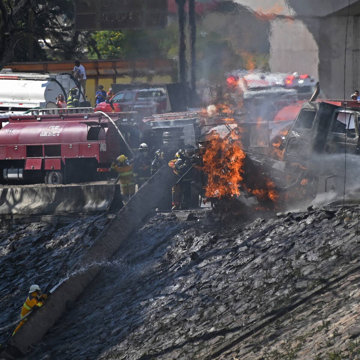 Sube a ocho la cifra de muertos por explosión de camión de gas en México