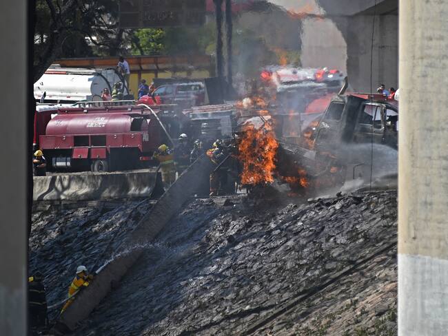 Los bomberos mexicanos extinguen las llamas de un camión de gas que explotó en la Ciudad de México el 10 de septiembre de 2025. (Foto de Valentina Alpide / AFP a través de Getty Images)
