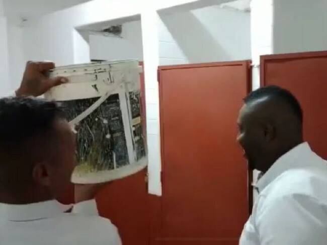 Despedidos supervisores que arrojaron agua a una mujer en un baño público