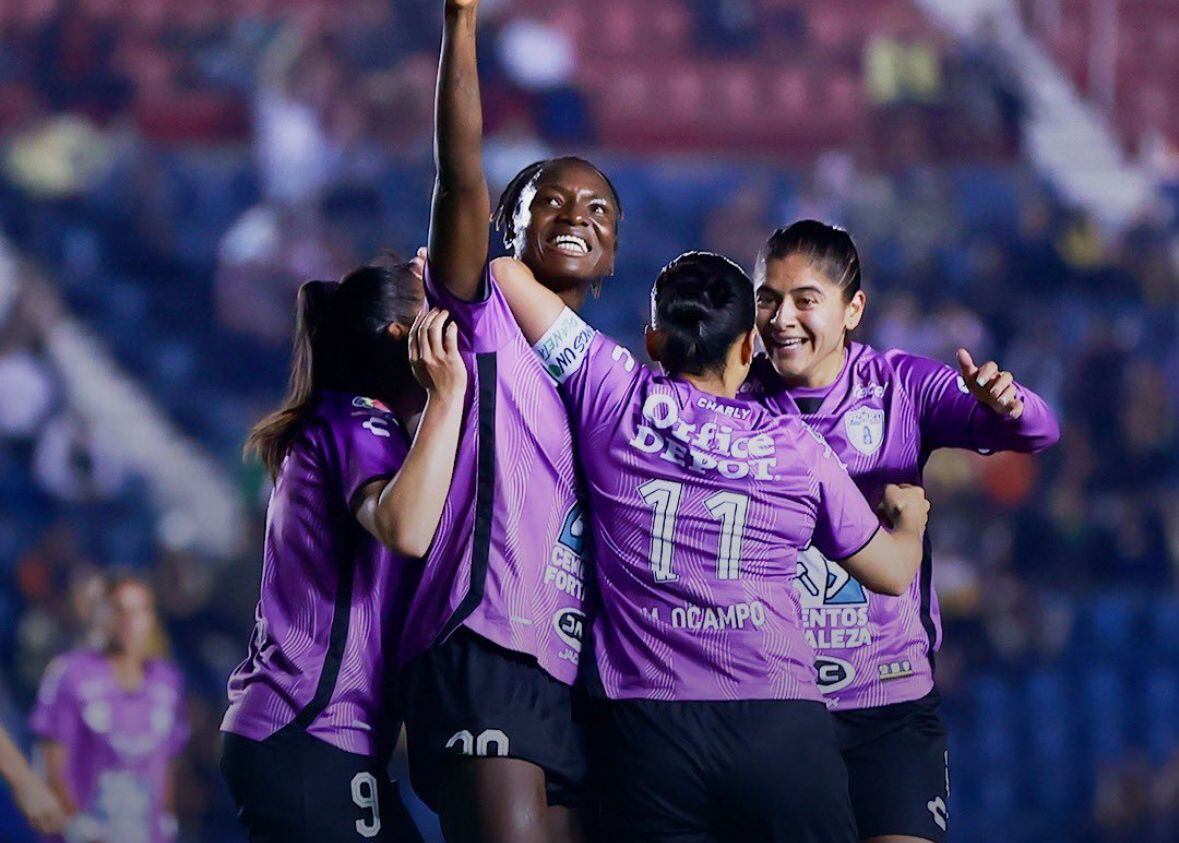 Catalina Usme celebra su primer gol en el Pachuca / Twitter: @LigaBBVAFemenil