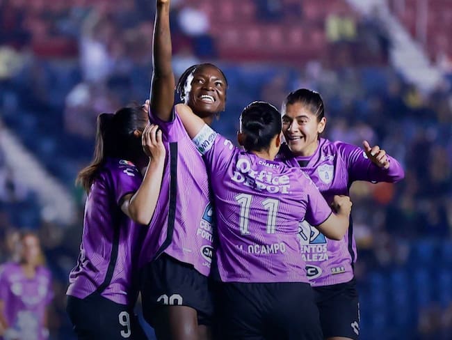 Catalina Usme celebra su primer gol en el Pachuca / Twitter: @LigaBBVAFemenil