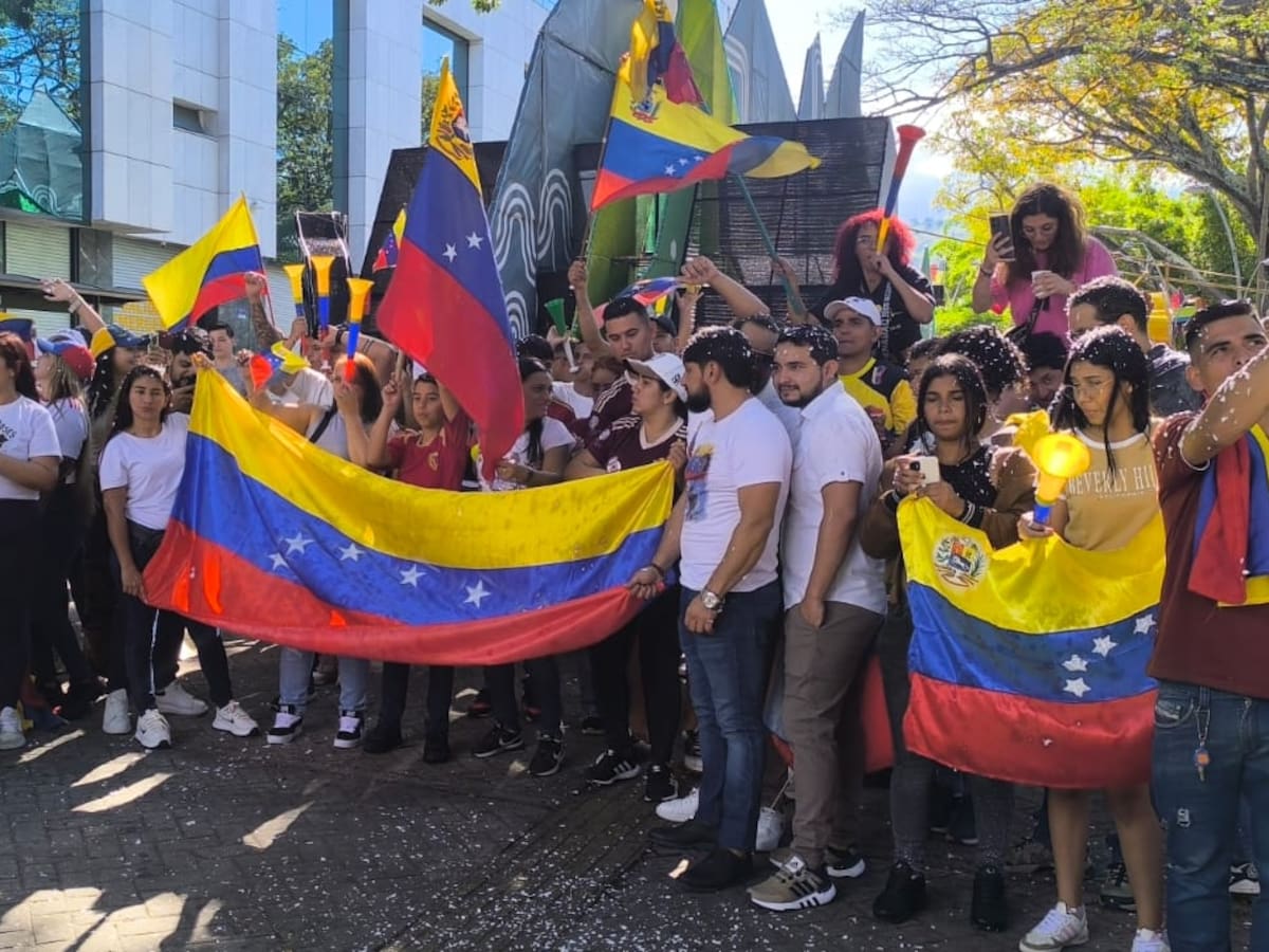 Gritando !Libertad¡ venezolanos residentes en Cali celebraron la captura de Nicolás Maduro