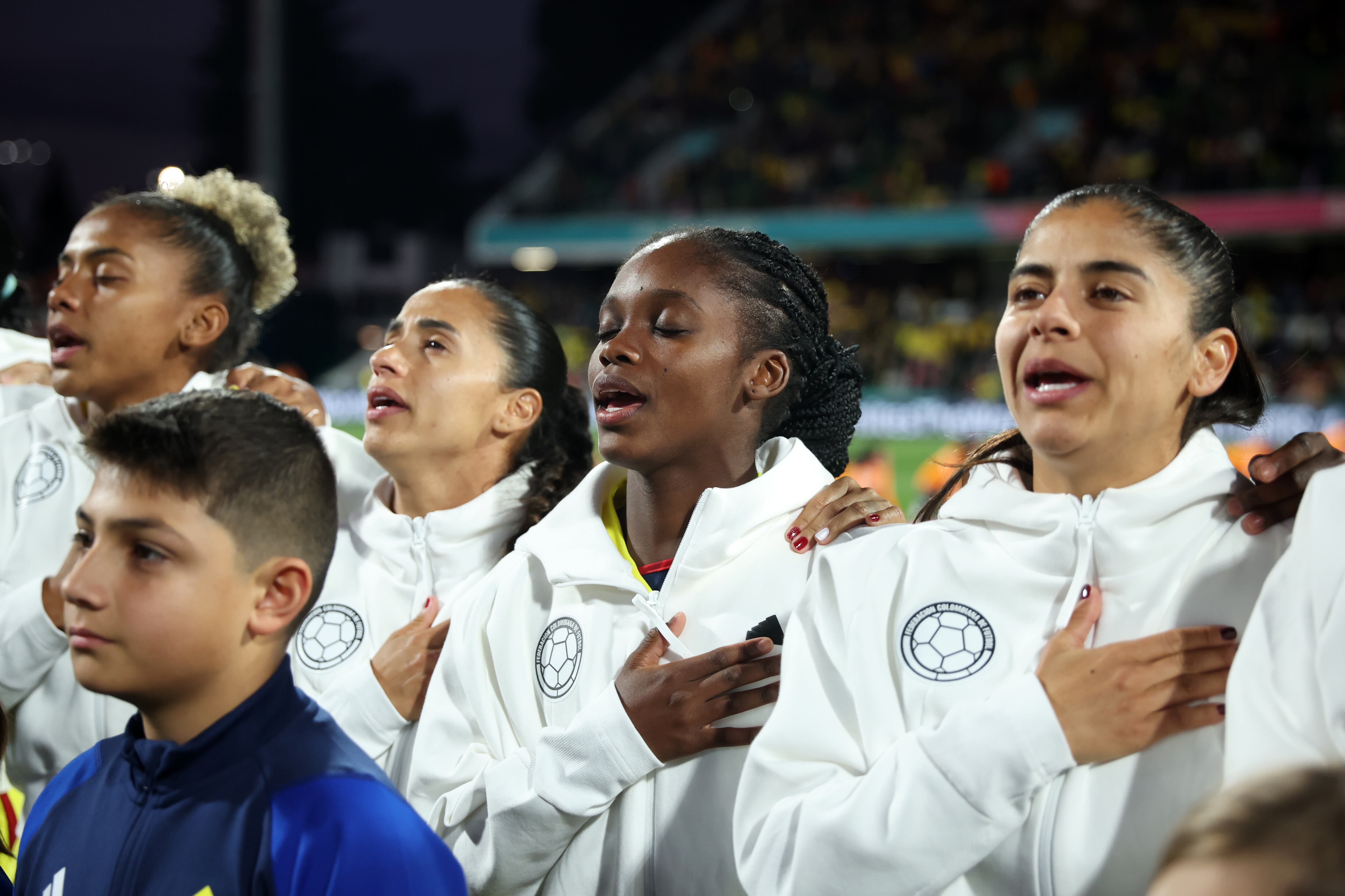 Las jugadoras de Colombia entonan el himno nacional. (Photo by Alex Grimm - FIFA/FIFA via Getty Images)