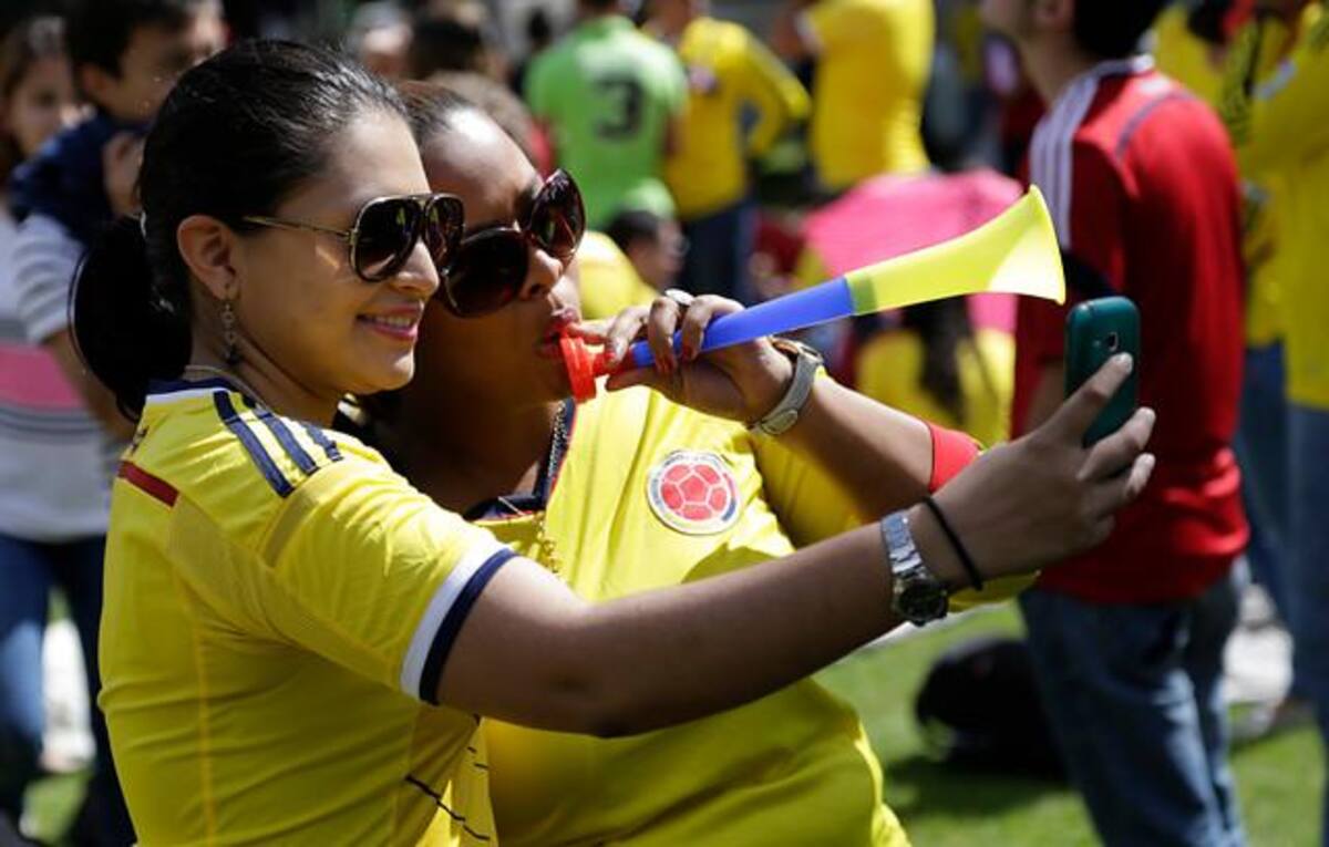 Millones de colombianos se acercan a las pantallas gigantes dispuestas en las principales ciudades del país.