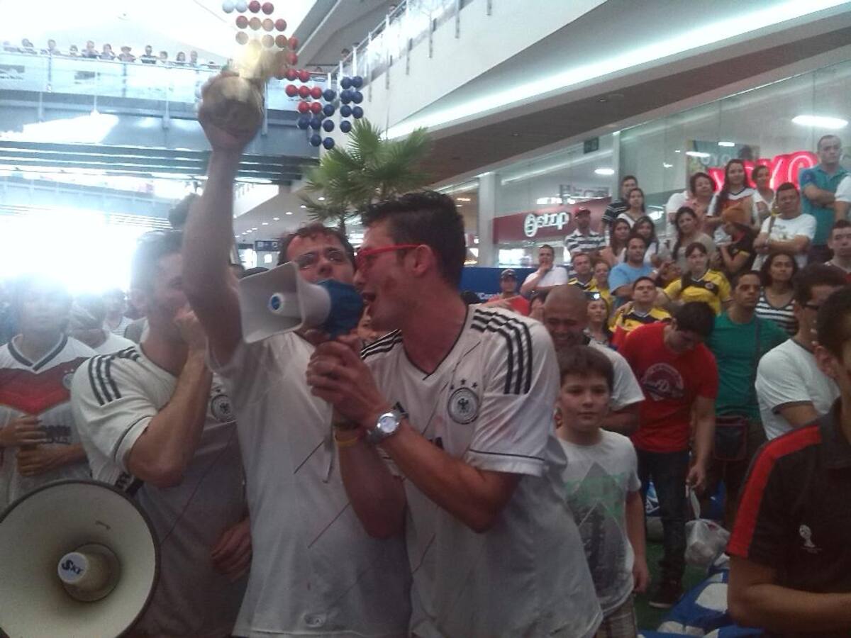 Con cornetas, banderas y cerveza la colonia alemana celebró el triunfo en el centro comercial Premium Plaza.