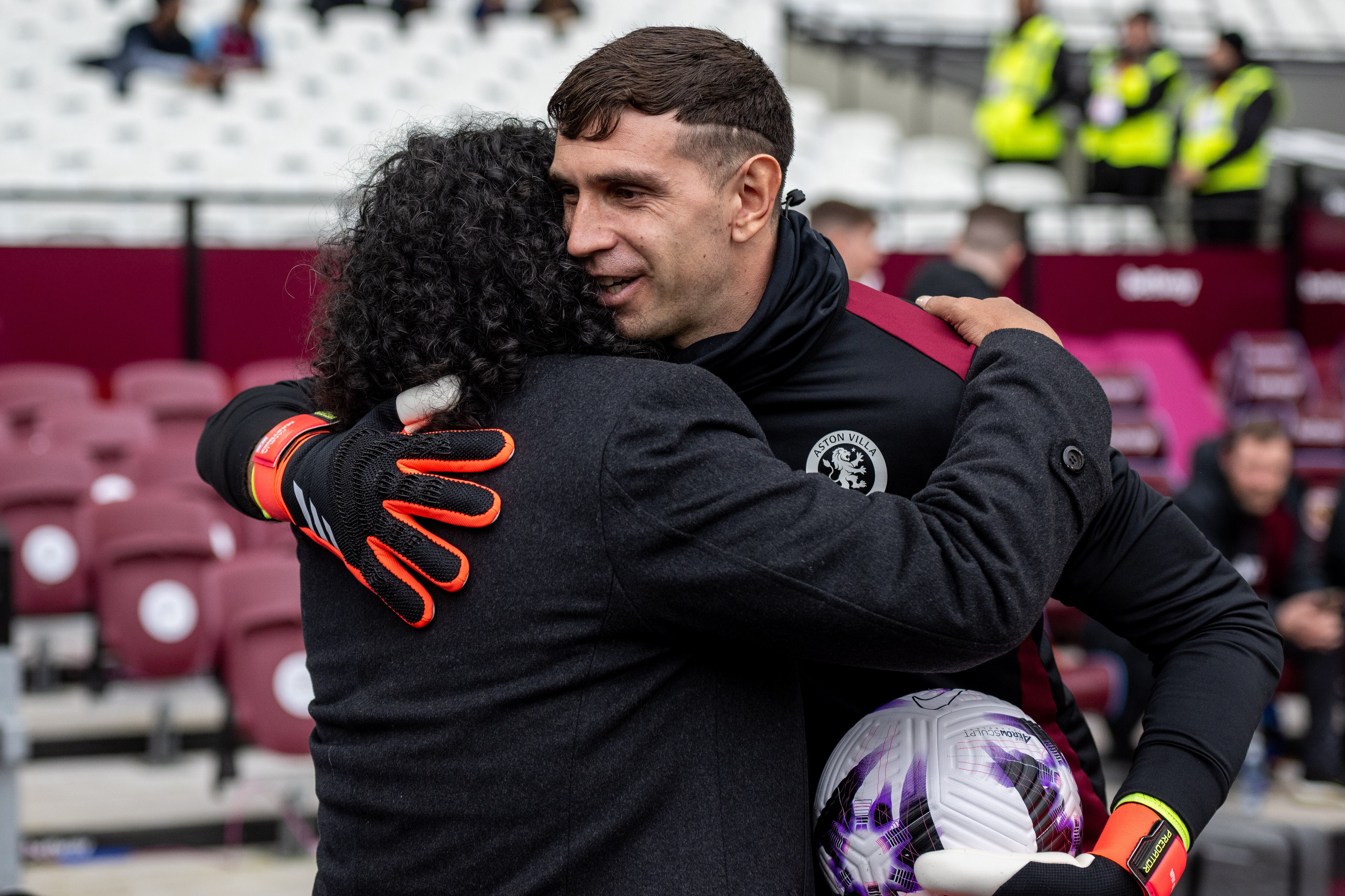 René Higuita y su saludo con Emiliano Martínez. (Photo by Sebastian Frej/MB Media/Getty Images)