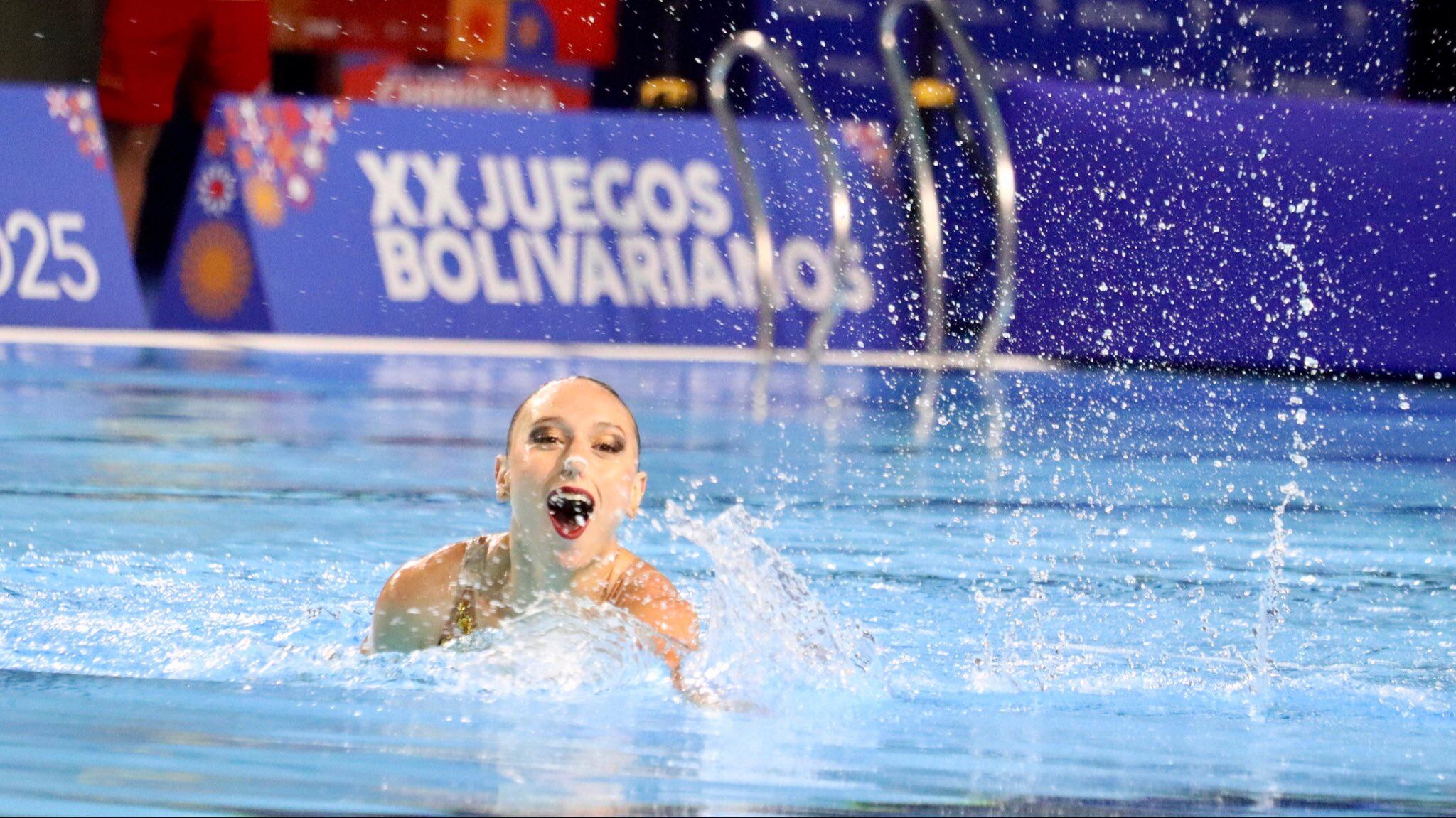 Emily Minante ganó una medalla de oro en la natación artística de los Juegos Bolivarianos / Twitter: @MinDeporteCol.