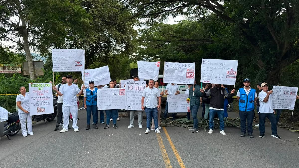 Trabajadores de tres hospitales del Valle bloquean vías y exigen el pago de deudas de las EPS