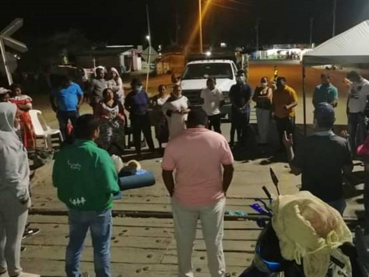 Docentes bloquean vía férrea en La Guajira para exigir pago de salarios