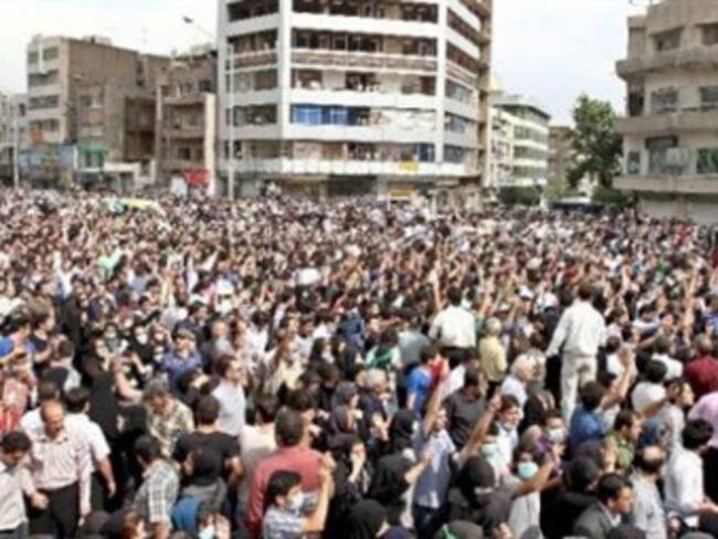 Muere un manifestante en gigantesca protesta anti-Ahmadinejad en Teherán