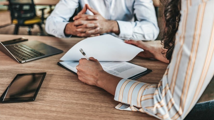 Contrato laboral con una empresa. Foto: Getty Images