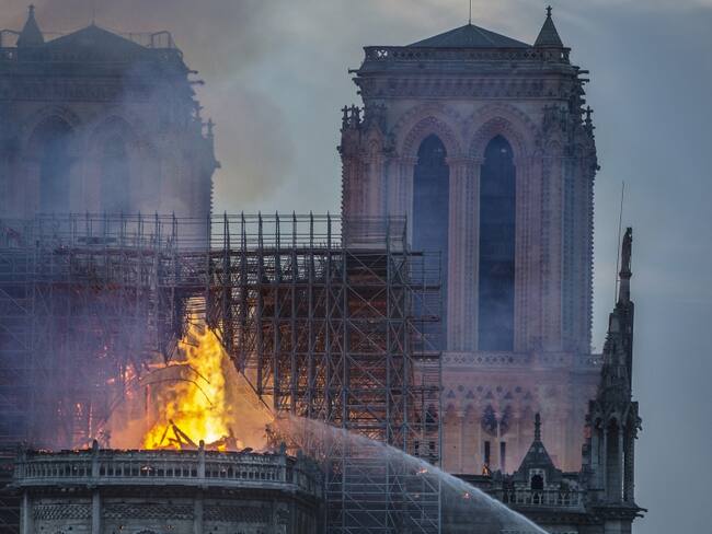 El mundo del fútbol se suma al dolor por el incendio de Notre Dame