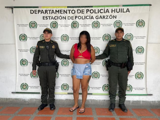 Se capturo a la mujer, que pretendía ingresar la droga. Foto Policía Neiva.