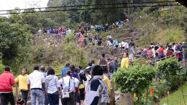 Alcalde condecoró a soldados que participaron en obras del sendero de Monserrate. Foto: Colprensa