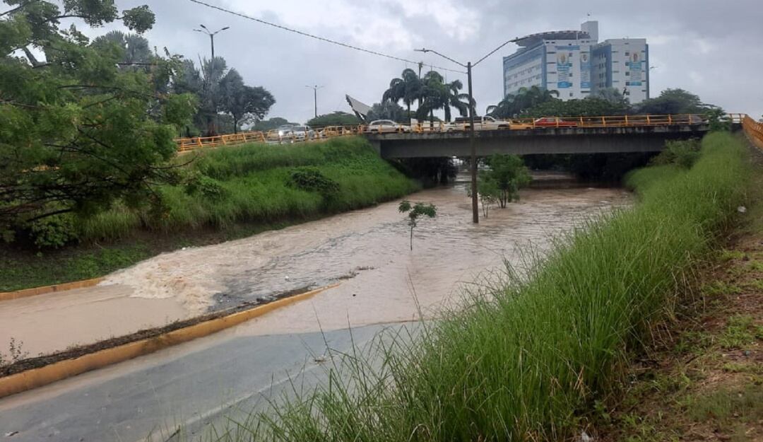 Puente de Guadua inundado por la fuerte lluvia