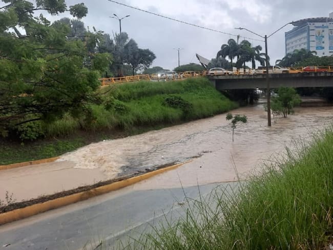 Puente de Guadua inundado por la fuerte lluvia
