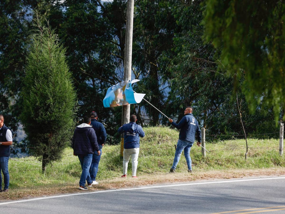 Autoridades retiran pendones de publicidad política por incumplir normatividad