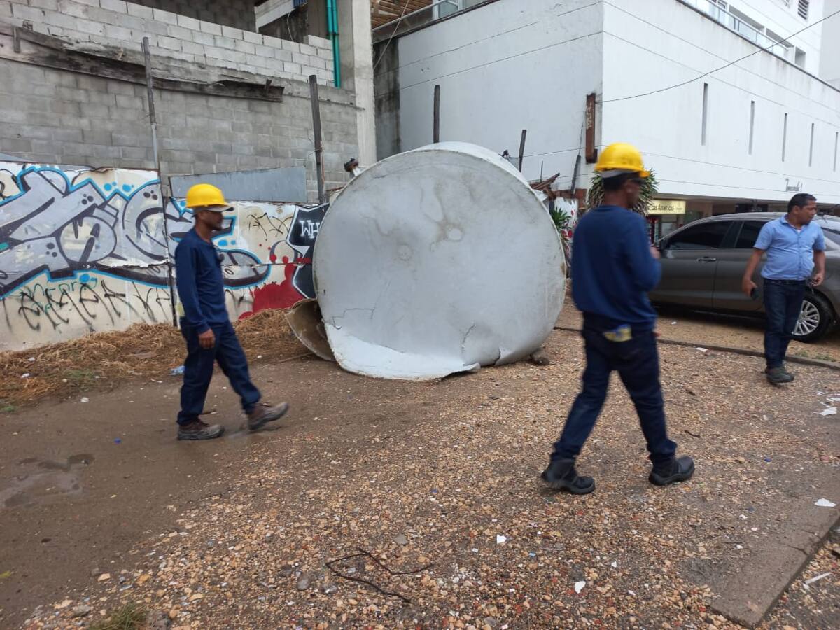 Tanque elevado cayó de edificio abandonado por fuerte tormenta en sector turístico de Cartagena