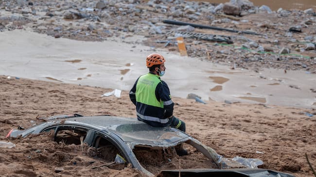 FOTODELDÍA PAIPORTA (VALENCIA), 03/11/2024.- Continúan este domingo por quinto día consecutivo las labores de limpieza y desescombro en Paiporta, Valencia, uno de los municipios gravemente afectados por el paso de la DANA el pasado martes, 29 de octubre. EFE/ Biel Aliño