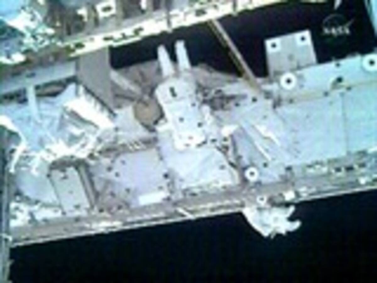 Dos astronautas completan la primera caminata en torno a la Estación Espacial