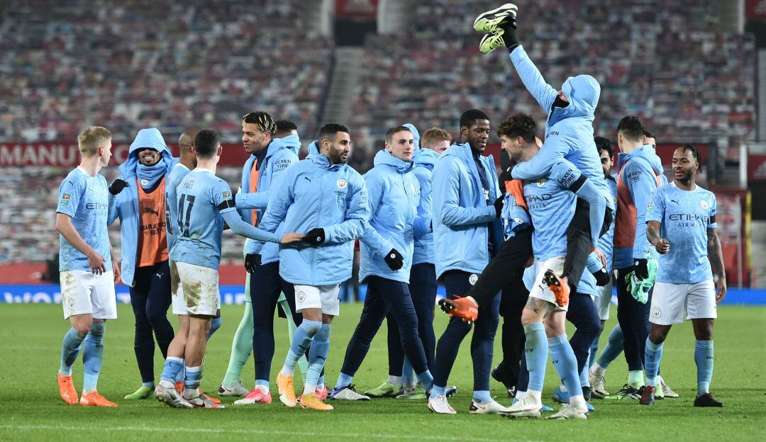 Los jugadores del Manchester City celebran la clasificación a la final de la Copa tras vencer a su clásico rival.