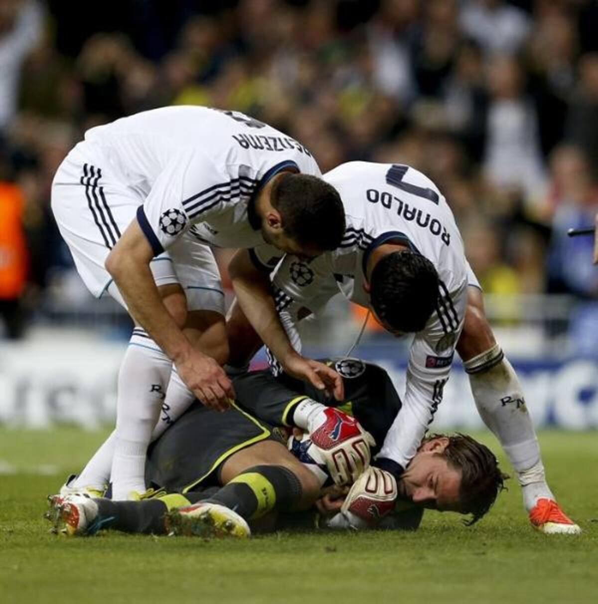 Cristiano Ronaldo y Benzema forcejean con Weidenfeller por el balón.