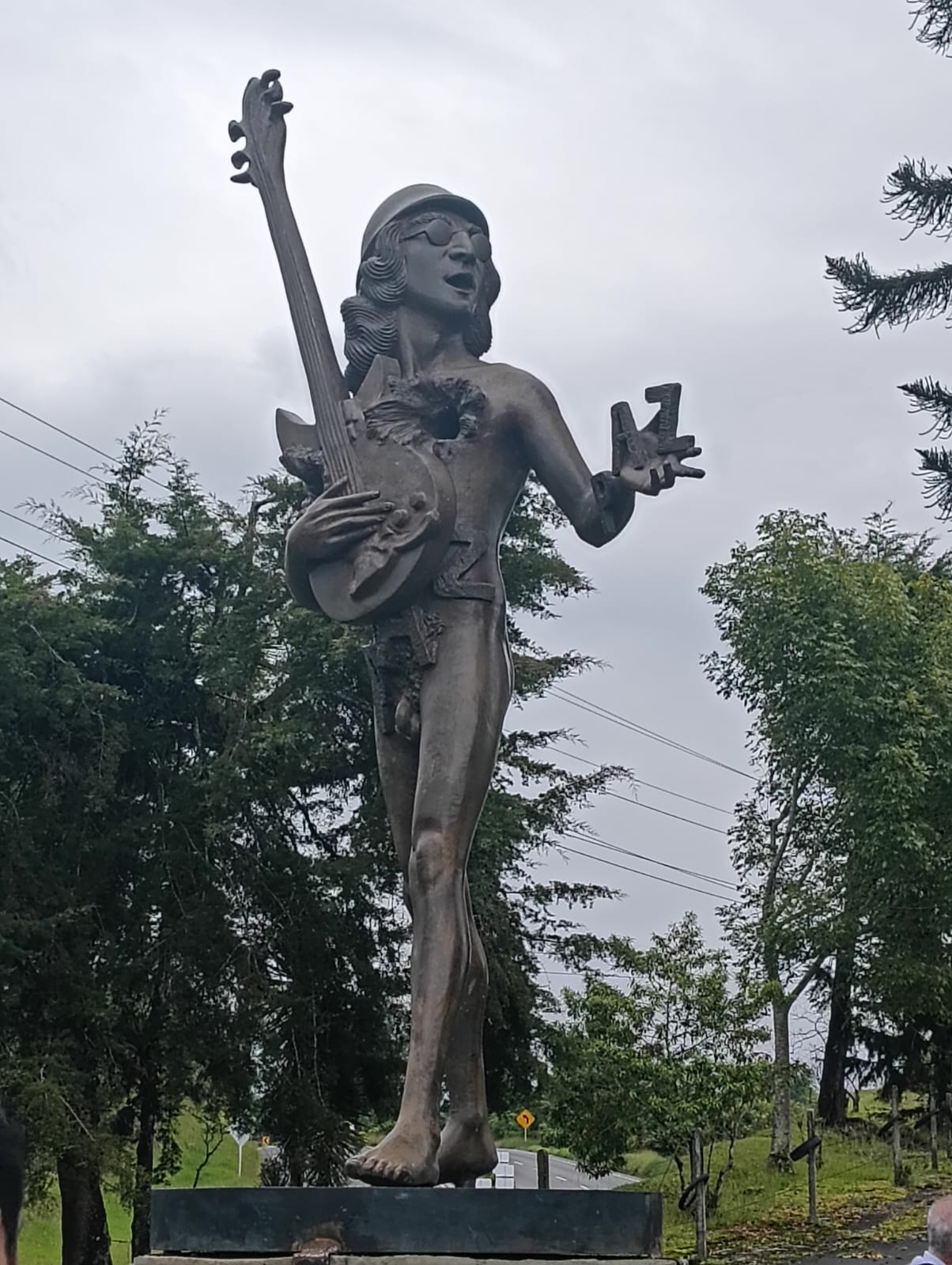Escultura de John Lennon, esculpida por el maestro Rodrigo Arenas, hoy en la antigua Posada Alemana en el Quindío. Foto: Adrián Trejos