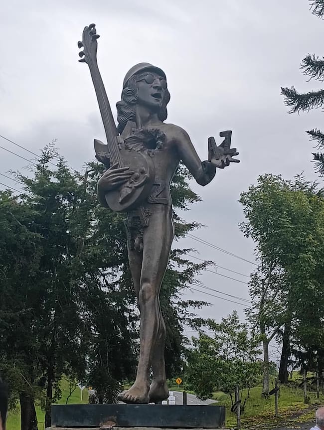 Escultura de John Lennon, esculpida por el maestro Rodrigo Arenas, hoy en la antigua Posada Alemana en el Quindío. Foto: Adrián Trejos