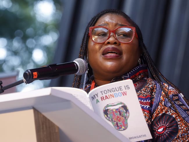 AME1756. MEDELLÍN (COLOMBIA), 13/07/2024.- La poeta sudafricana MoAfrika wa Mokgathi lee uno de sus poemas durante la inauguración del 34° Festival Internacional de Poesía, este sábado, en el teatro al aire libre Carlos Vieco, en Medellín (Colombia). Este 13 de julio inició el 34° Festival Internacional de Poesía de Medellín en su modalidad presencial, con la presencia de 80 poetas de 40 países. EFE/ Luis Eduardo Noriega Arboleda