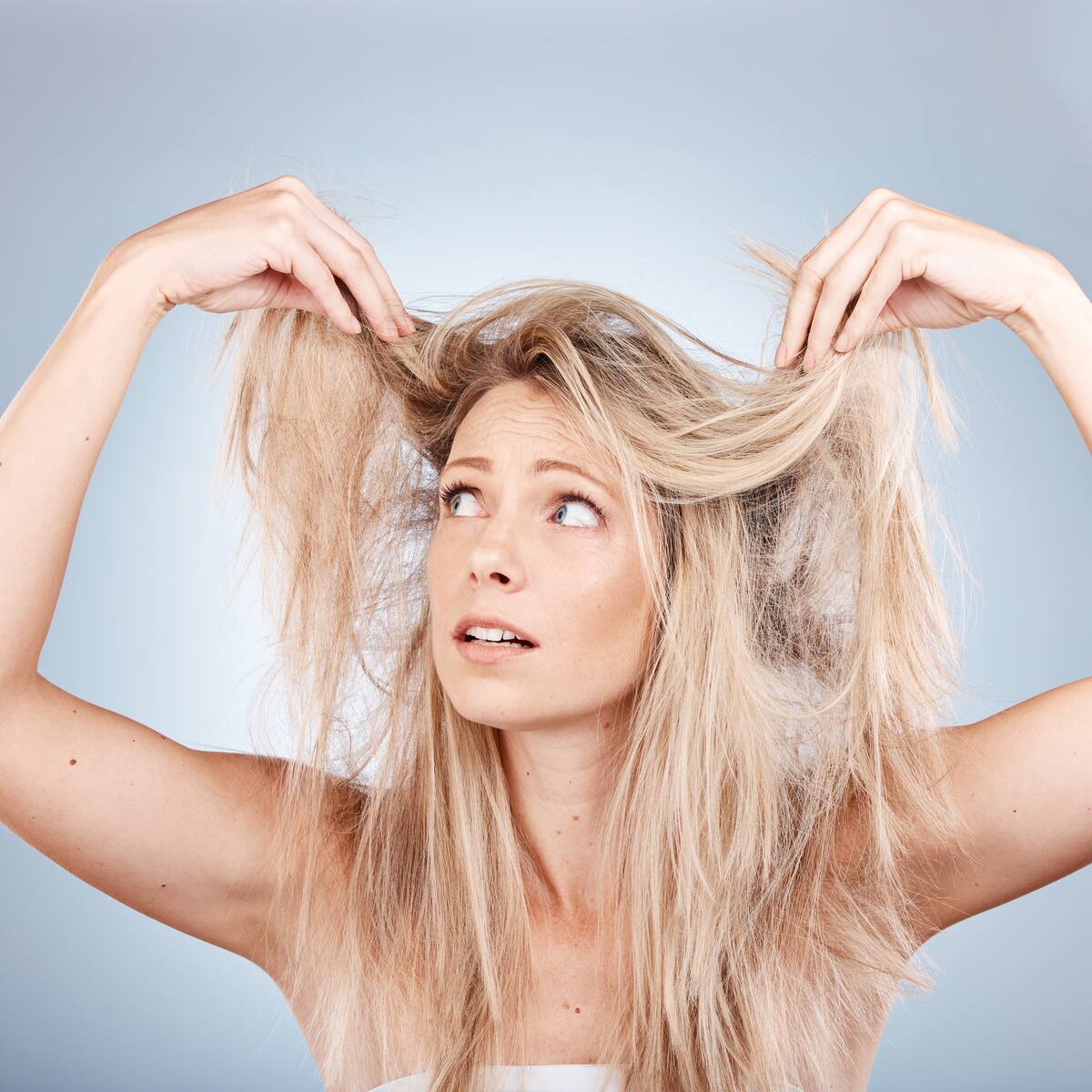 Descubra los 7 errores capilares que aumentan años: ¡El color del cabello influye!