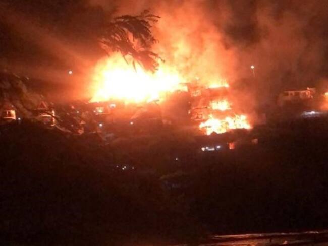 Voraz incendio consume 44 cabañas de un hotel en Santa Marta