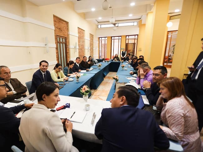 La ministra de Agricultura, Martha Carvajaliano, hizo una mesa de trabajo con el gobernador, congresistas y lecheros de Boyacá. Foto | Facebook Carlos Amaya