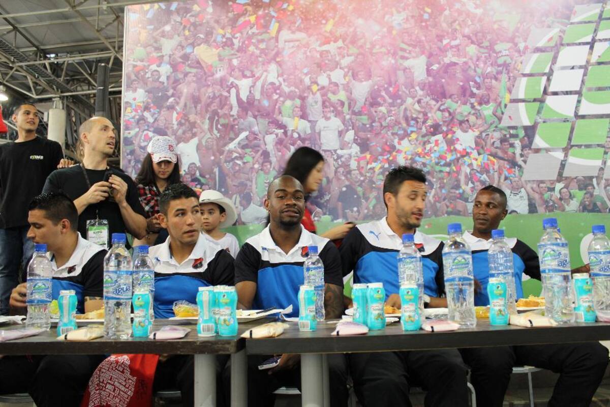 Cuerpo técnico y jugadores disfrutaron por igual de una mañana con fieles seguidores en Plaza Mayor Medellín.