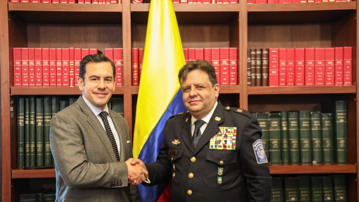 Por orden del presidente De la Espriella, declaran insubsistente al director nacional de Bomberos