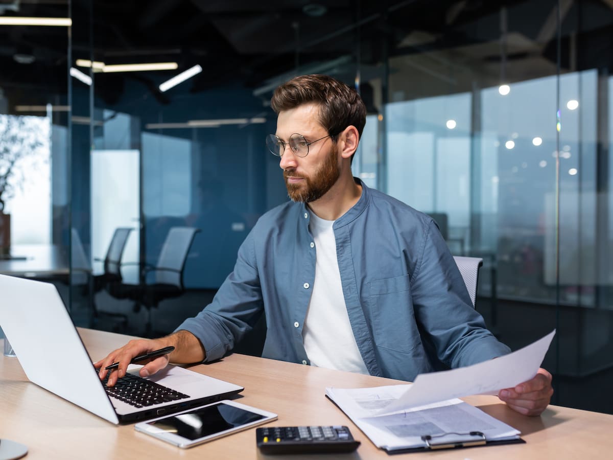 ¿Qué debo estudiar para trabajar en la DIAN o en un Banco? IA revela las 5 carreras