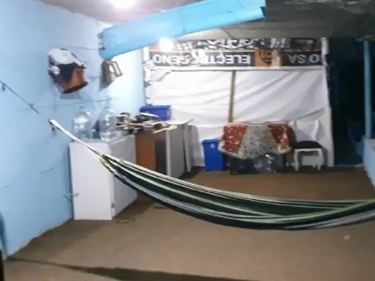 Dos familias habían adecuado dos apartamentos debajo del puente de la 100 con 15