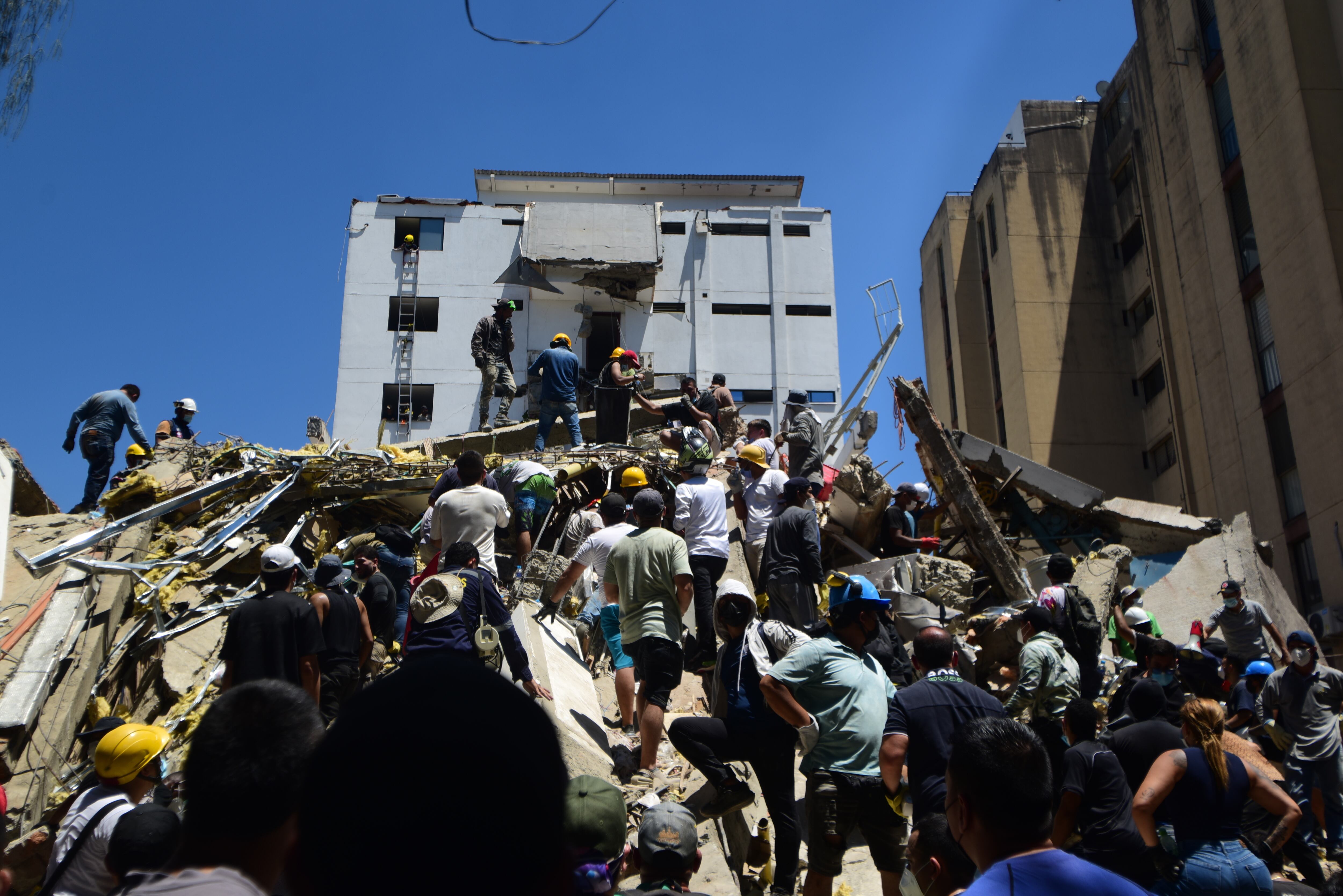 Equipos de emergencia llevan a cabo operaciones de búsqueda, rescate y evacuación en Cali tras un terremoto de magnitud 7,4 que sacudió el oeste de Colombia el 10 de agosto de 2026. (Foto de Edwin Rodriguez Pipicano/Anadolu vía Getty Images)