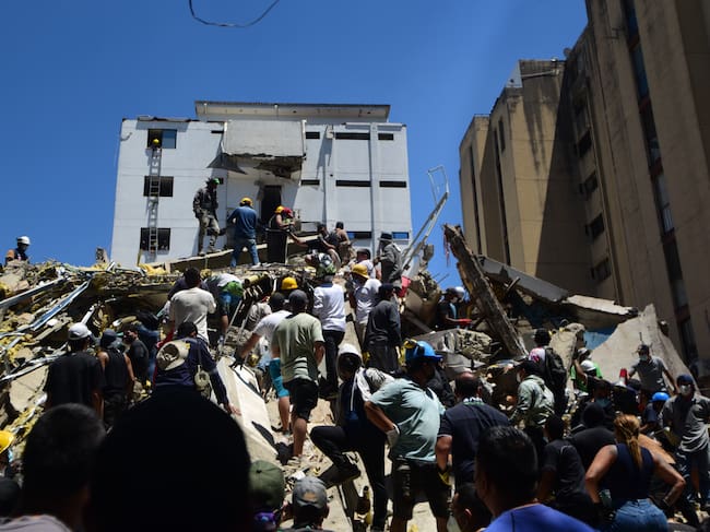 Equipos de emergencia llevan a cabo operaciones de búsqueda, rescate y evacuación en Cali tras un terremoto de magnitud 7,4 que sacudió el oeste de Colombia el 10 de agosto de 2026. (Foto de Edwin Rodriguez Pipicano/Anadolu vía Getty Images)