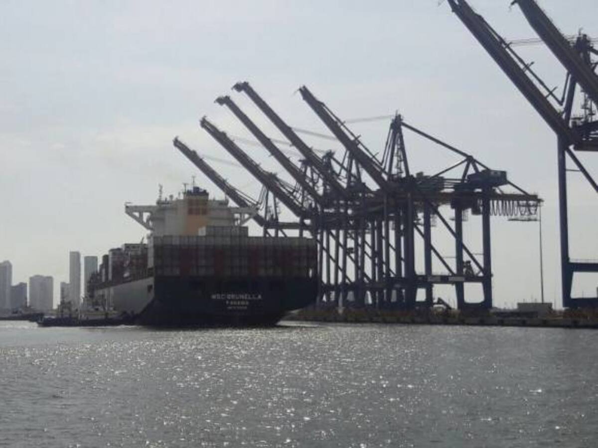 Llega el primer megabuque "Neopanamax" al caribe colombiano
