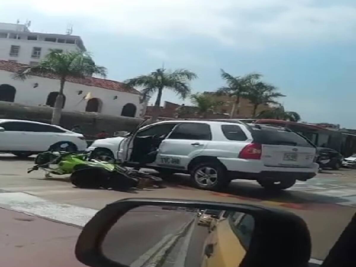 Vehículo hizo giro prohibido y lesionó dos policías en el centro de Cartagena