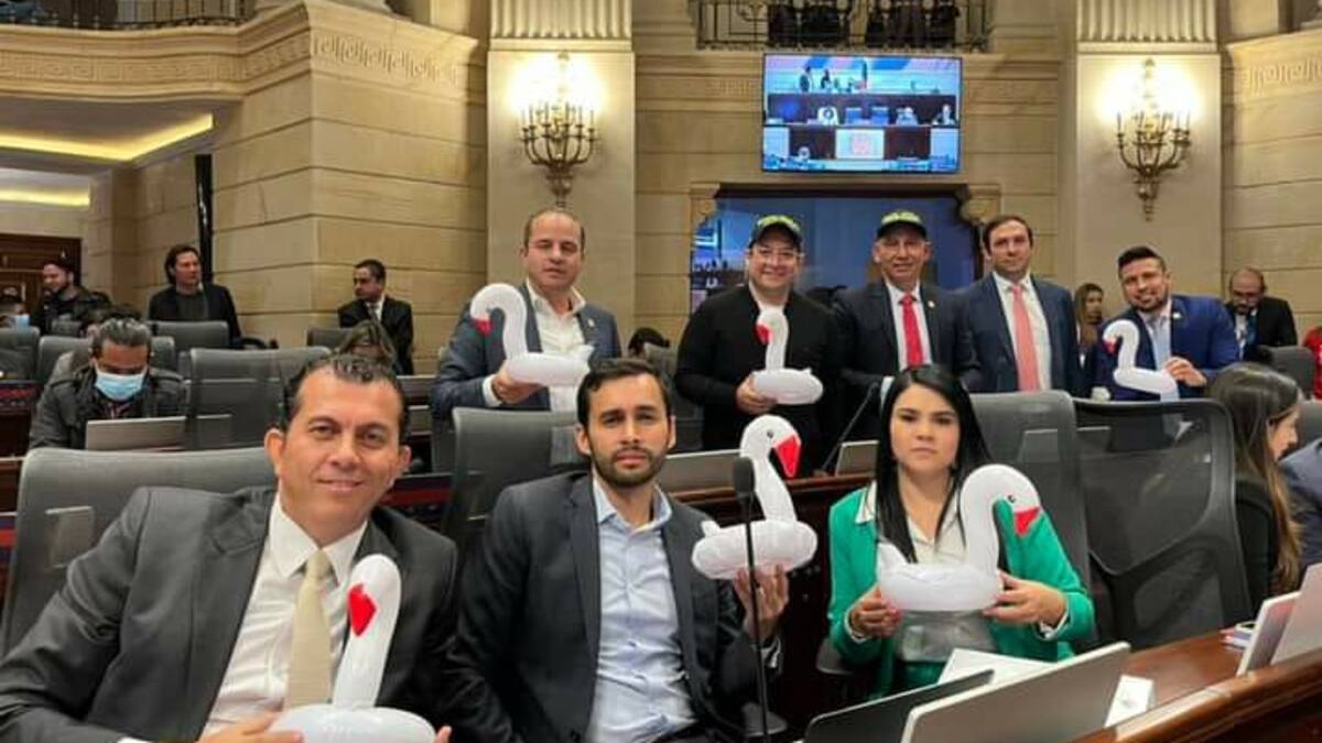 Congresistas llevaron gansos inflables y protestaron por compras del gobierno Petro