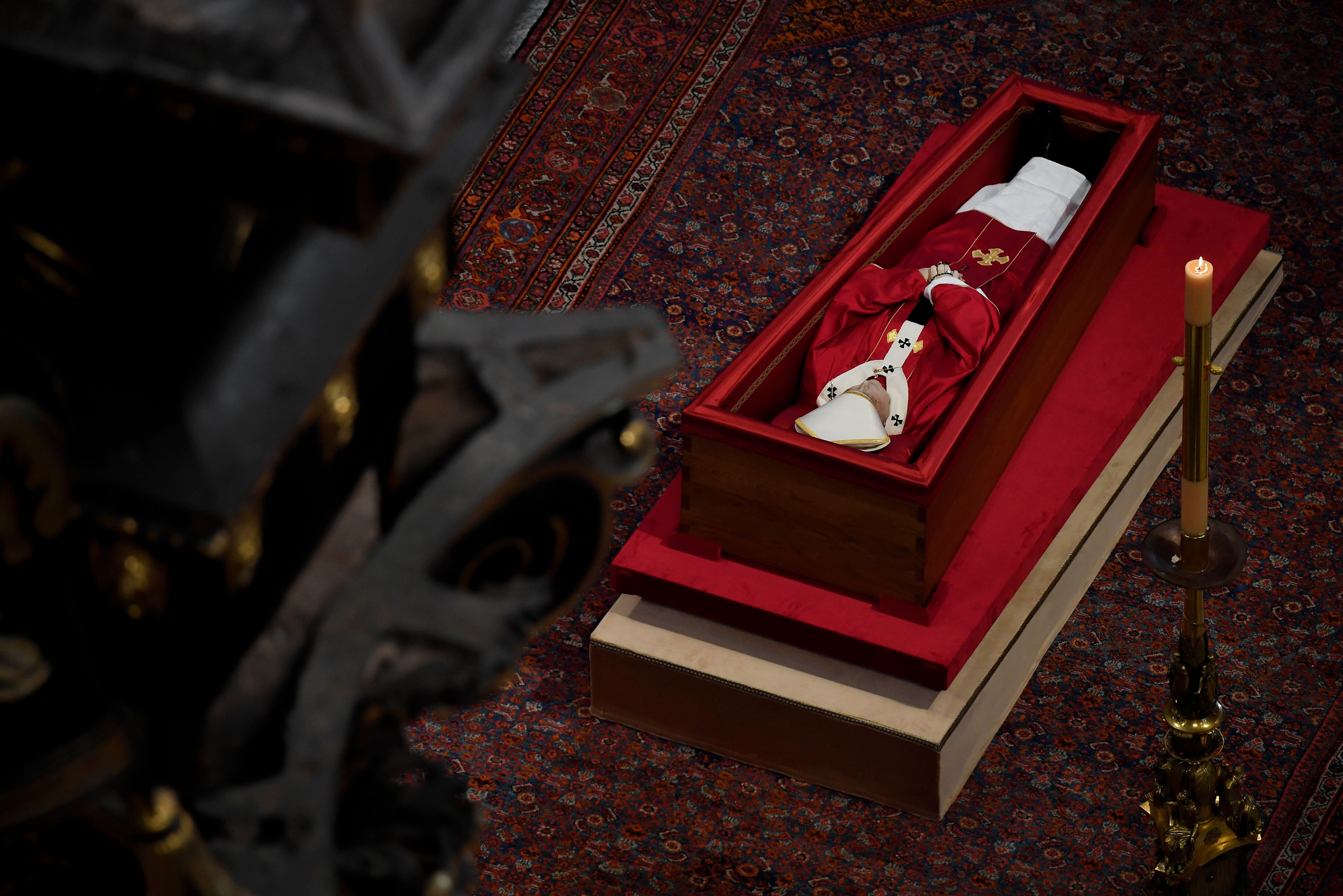 CIUDAD DEL VATICANO, 23/04/2025.- El féretro abierto del papa Francisco, en la basílica de San Pedro ante el Altar de la Confesión antes de que los fieles puedan darle el último adiós, este miércoles. La ceremonia del traslado del féretro del papa Francisco, que falleció este lunes a los 88 años, de la capilla de Santa Marta, comenzó a las 9.00 hora local (7.00 GMT ) desde la que fue su residencia, a la basílica de San Pedro. EFE/ Simone Risoluti/dicasterio Para La Comunicación Del Vaticano SOLO USO EDITORIAL/SOLO DISPONIBLE PARA ILUSTRAR LA NOTICIA QUE ACOMPAÑA (CRÉDITO OBLIGATORIO)