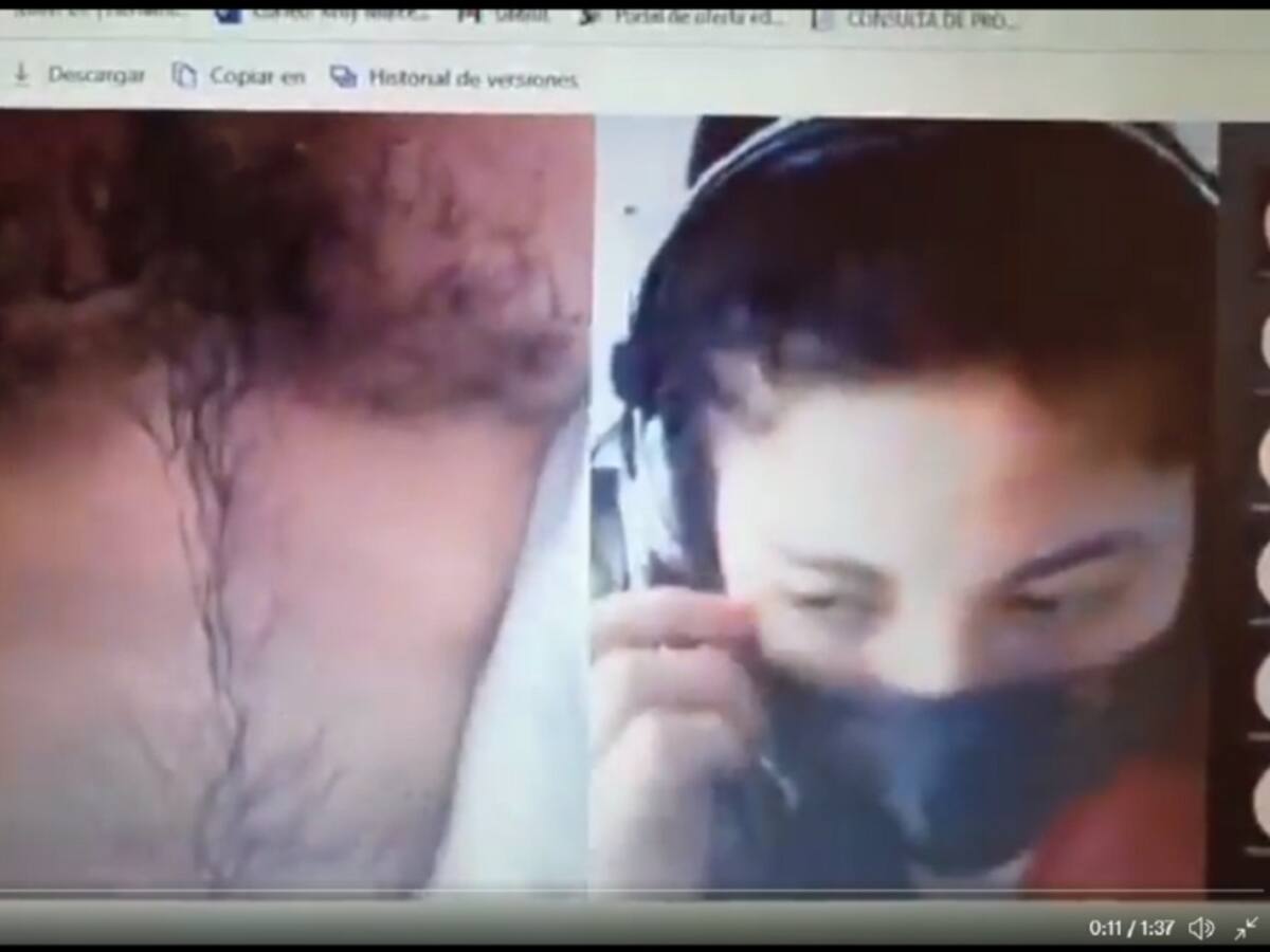 Defensor se baña durante audiencia y por accidente activa su cámara