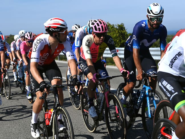 Fernando Gaviria en medio del pelotón de la segunda etapa del Giro de Italia (Photo by Tim de Waele/Getty Images)