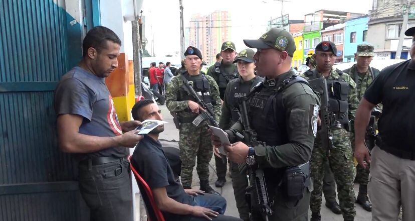 Gaula socializa con la comunidad los canalaes de denuncia.