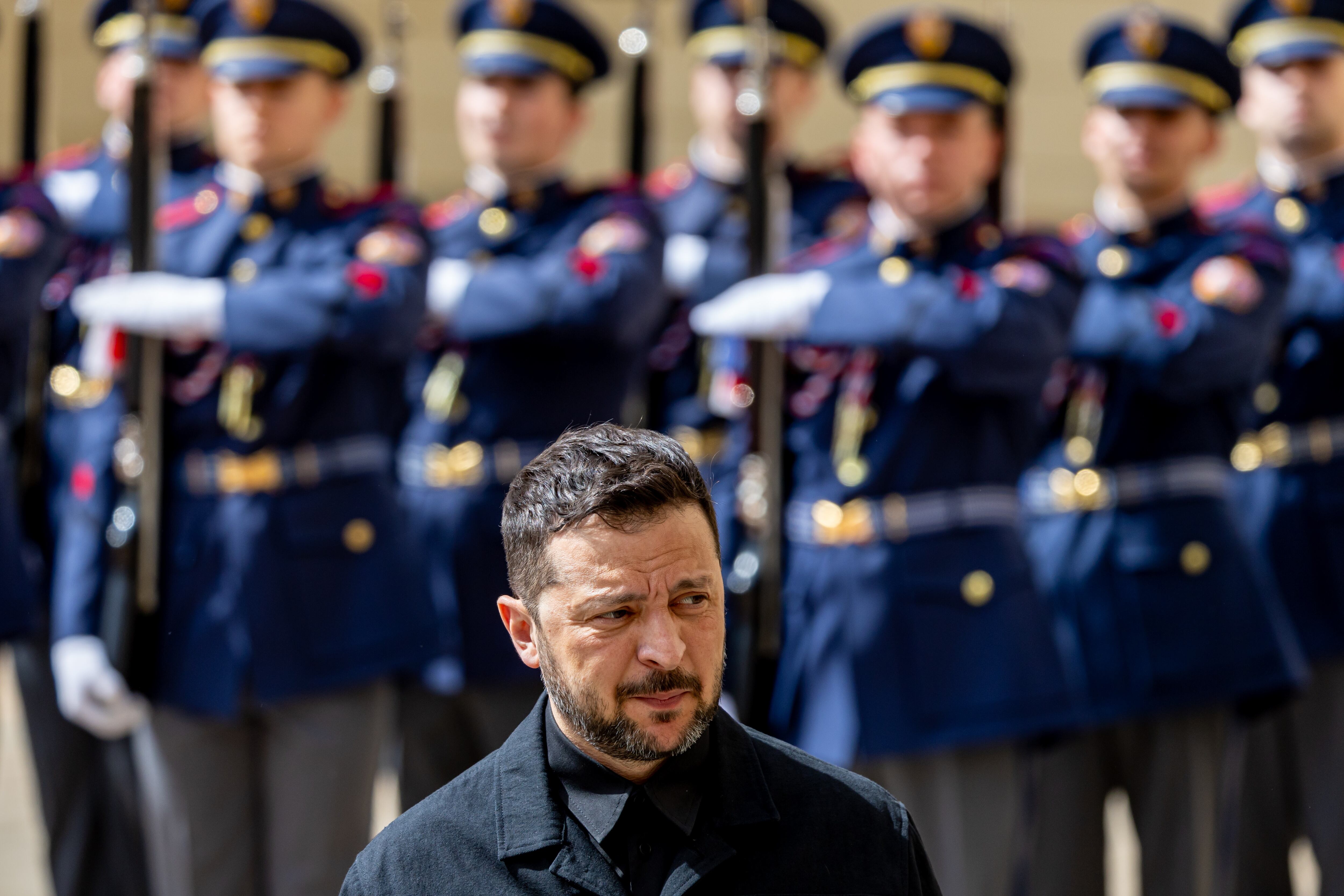 Prague (Czech Republic), 04/05/2025.- Ukraine's President Volodymyr Zelensky arrives to Prague Castle, in Prague, Czech Republic, 04 May 2025. The Ukrainian head of state is on a two-day official visit to the Czech capital. (República Checa, Ucrania, Praga) EFE/EPA/MARTIN DIVISEK